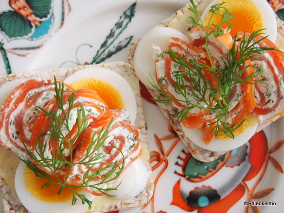 Pirteät piparjuuri-lohirullat | paleokeittio.fi