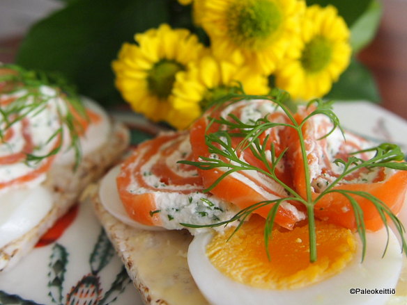 Pirteät piparjuuri-lohirullat | paleokeittio.fi