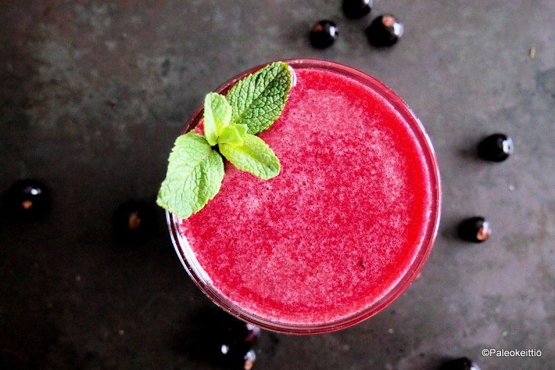 Tuorepuristettu minttu-mustaherukkamehu | paleokeittio.fi