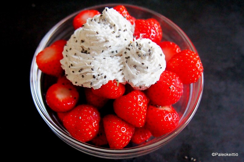 Mansikoita vaniljakookoskermalla | paleokeittio.fi