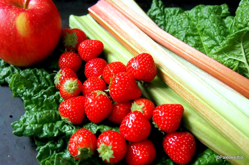 Mansikkaa, raparperia ja omenaa | paleokeittio.fi