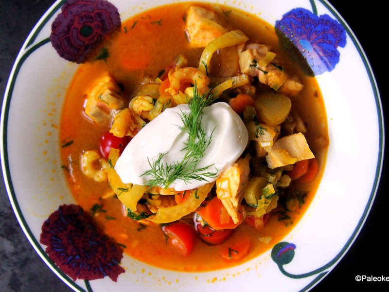 Punainen lohi-katkarapukeitto