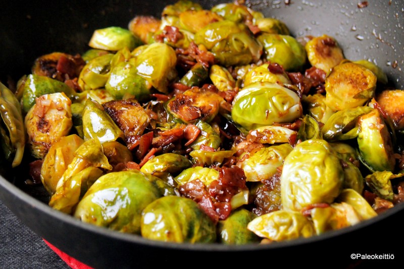 Tahmainen ruusukaali-pekonipannu