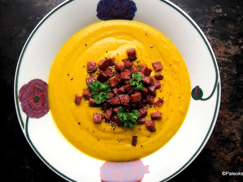 Kun mausteinen Intia kohtasi villin Pohjolan – Kurpitsa-kukkakaalisosekeitto hirvimakkaralla