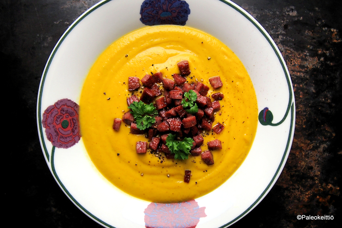 Kun mausteinen Intia kohtasi villin Pohjolan – Kurpitsa-kukkakaalisosekeitto hirvimakkaralla