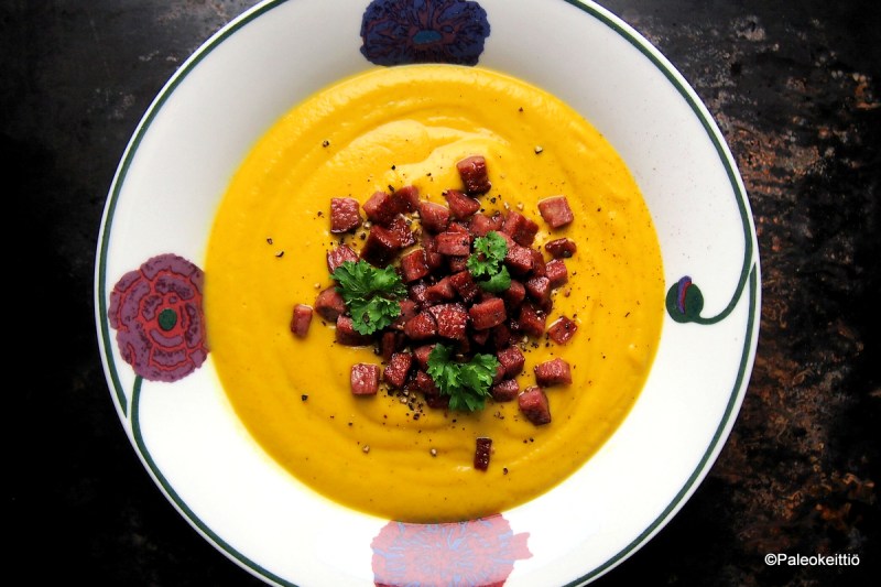 Mausteinen kurpitsa-kukkakaalikeitto | paleokeittio.fi