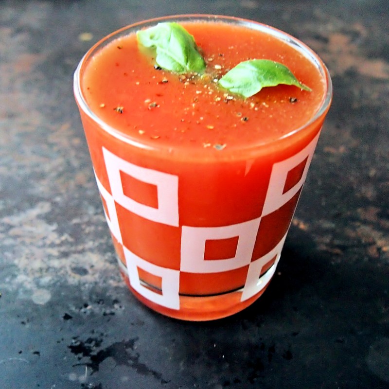 Tulinen tuorepuristettu tomaatti-paprika-sellerimehu