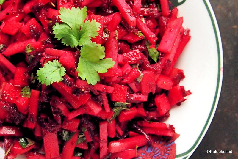Kyssäkaali-omena-punajuurisalaatti | paleokeittio.fi
