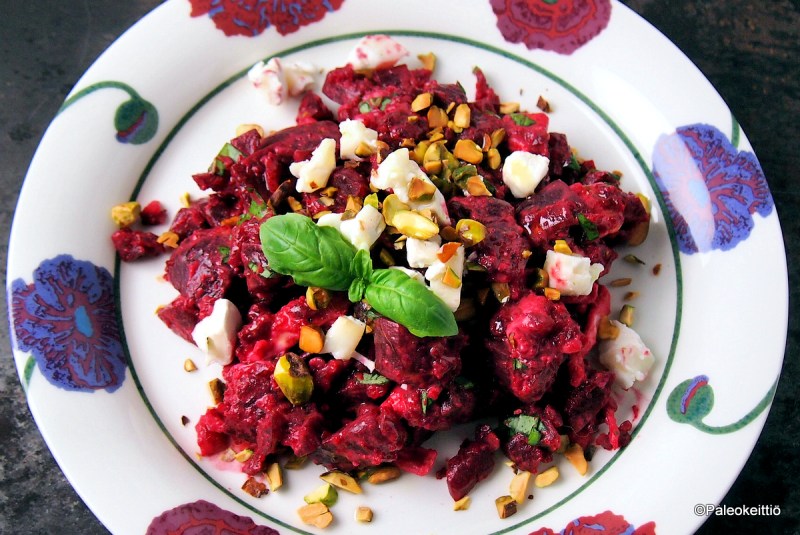 Lämmin punajuurilisuke vuohenjuustolla | paleokeittio.fi