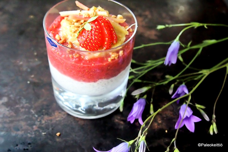 Mansikka-raparperikerrosvanukas | paleokeittio.fi