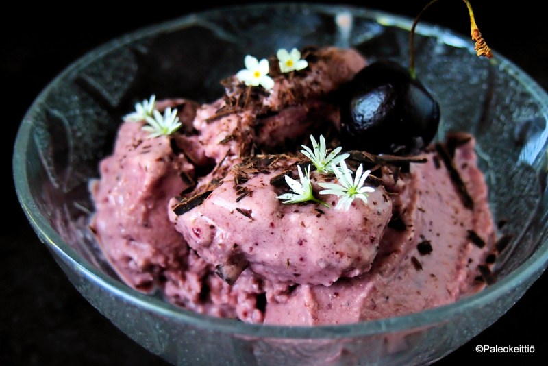 Mausteinen kirsikkajäätelö (M, S) | paleokeittio.fi