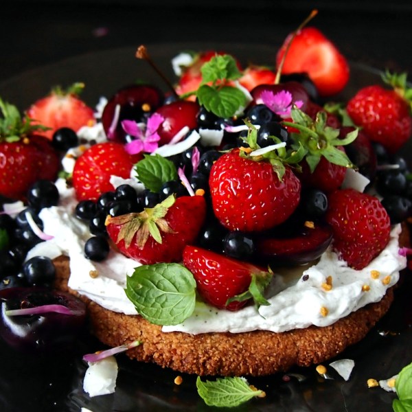 Nopea kesäkakku tuoreista marjoista (G,&nbsp;M)