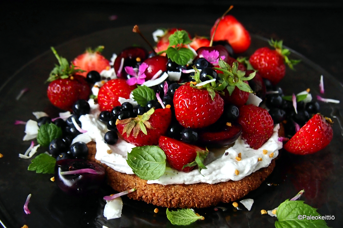 Nopea kesäkakku tuoreista marjoista (G,&nbsp;M)