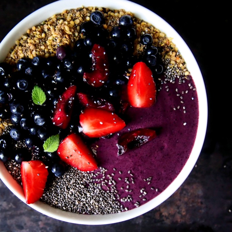Mustikkainen smoothie bowl