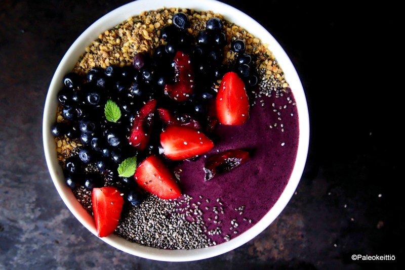 Mustikkainen smoothie bowl | paleokeittio.fi
