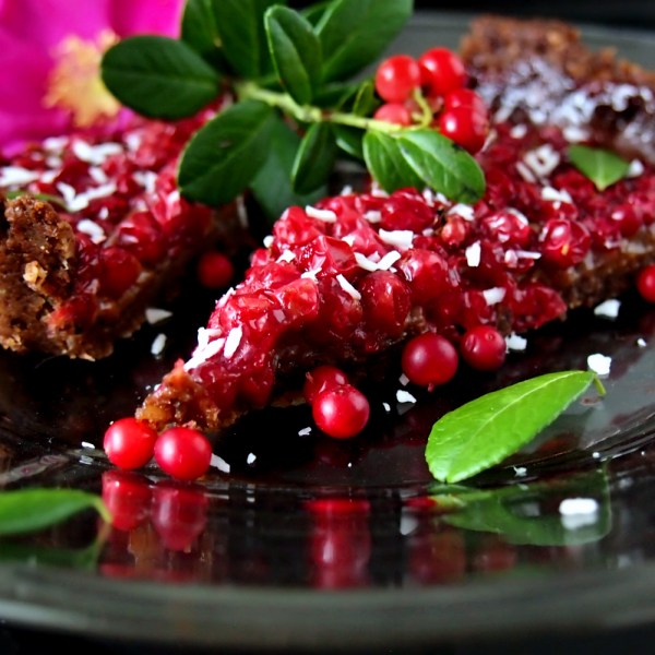 Syksyinen puolukka-kinuskipiirakka