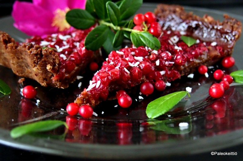 Syksyinen puolukka-kinuskipiirakka | paleokeittio.fi