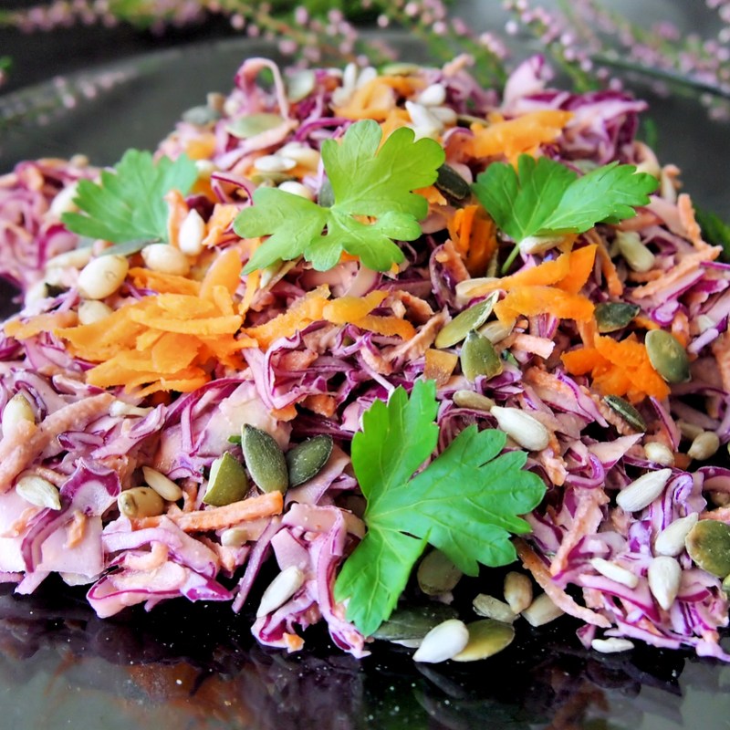 Eksoottinen kaaliraastesalaatti (Coleslaw): Raikas ja&nbsp;mausteinen