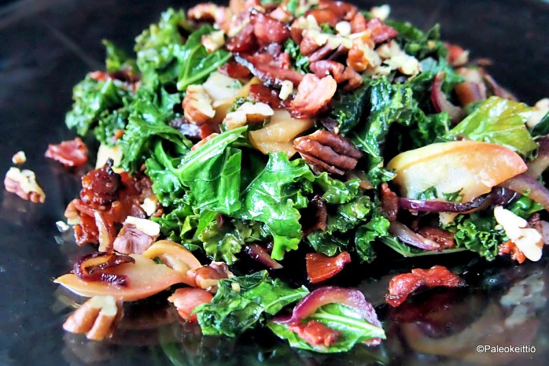 Lämmin lehtikaalisalaatti pekonilla | TehoPaleo -reseptit 2/15