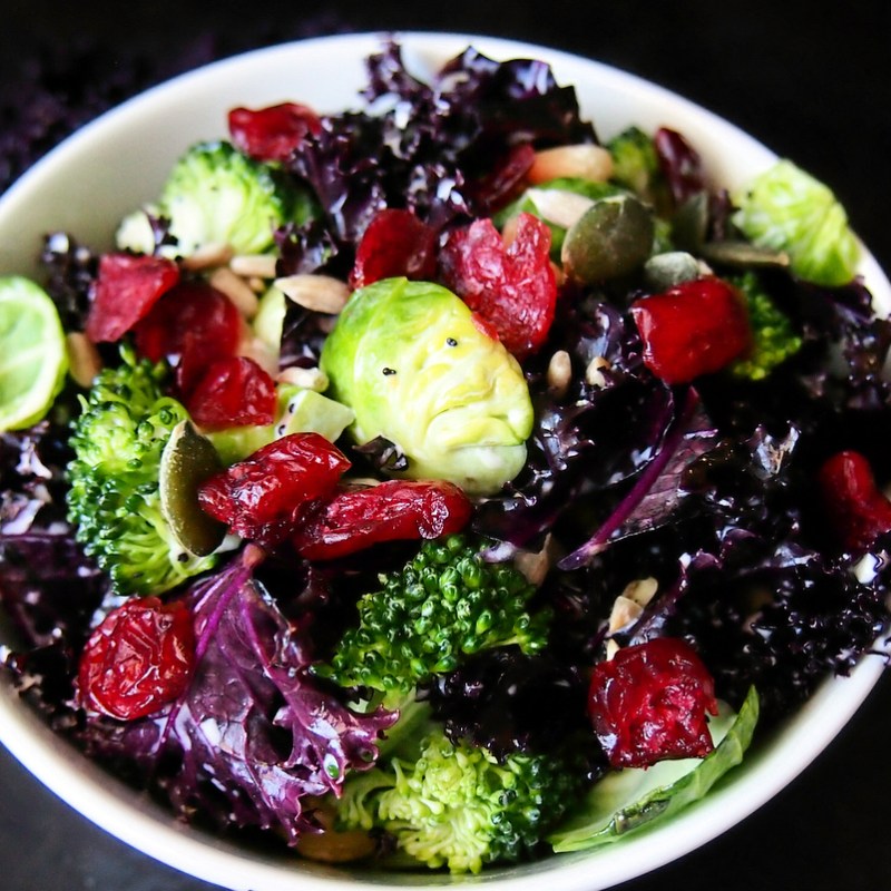 Kolmen kaalin syyssalaatti: Raikas ja rouskuva&nbsp;vitamiinipommi