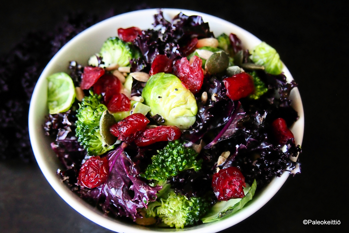 Kolmen kaalin syyssalaatti: Raikas ja rouskuva&nbsp;vitamiinipommi