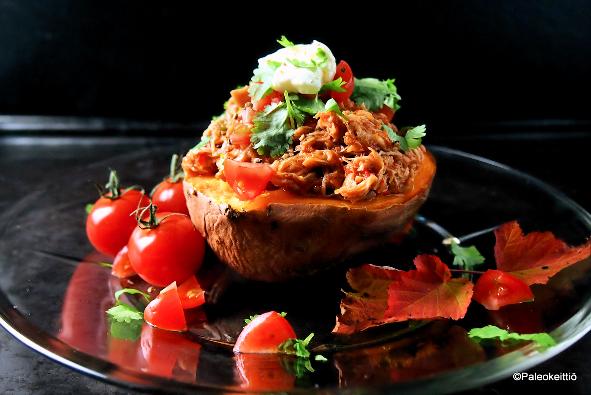 Uunibataatit nyhtökanatäytteellä: Täyttävää ja maistuvaa&nbsp;arkiruokaa