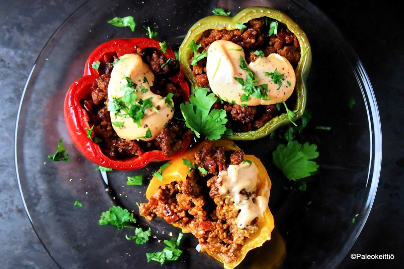 Savuiset paprikat jauheliha-chorizo -täytteellä | paleokeittio.fi