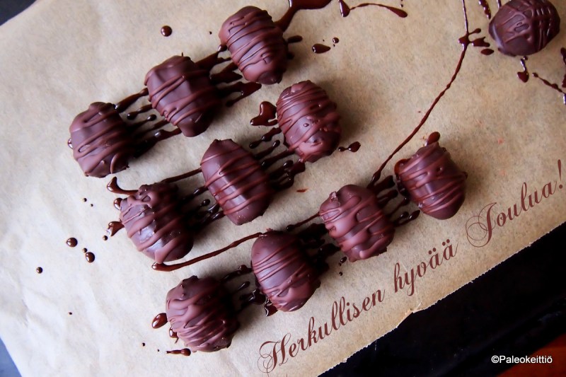 Kookostäytteiset Bounty -konvehdit | paleokeittio.fi