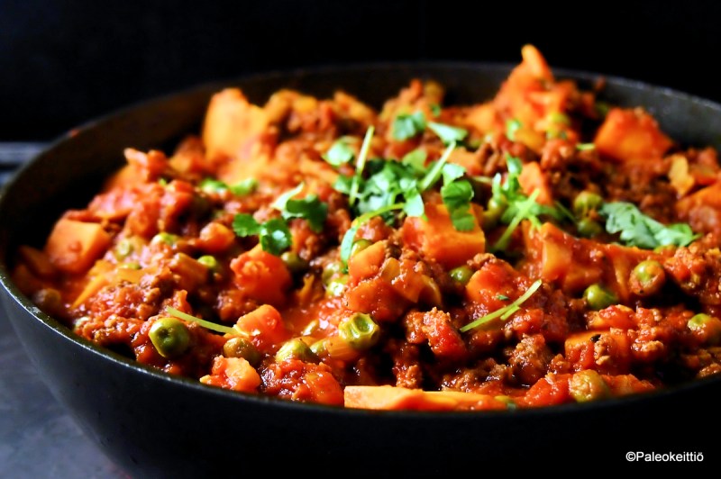 Mausteinen jauhelihacurry bataatilla | paleokeittio.fi