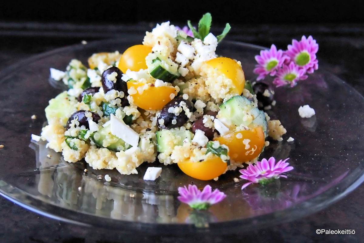 Välimerellinen kvinoasalaatti – Raikas ja&nbsp;täyttävä!