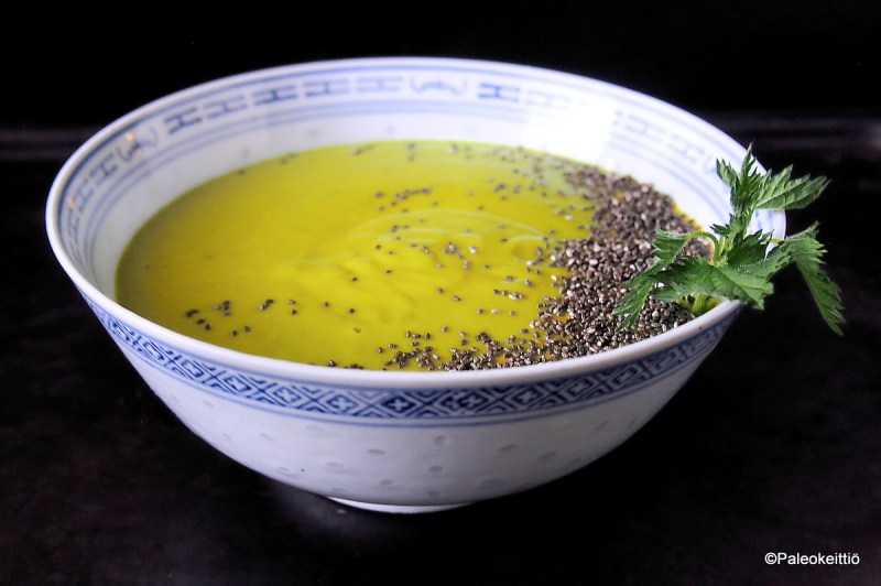 Nokkosilla terästetty kasvissosekeitto | paleokeittio.fi