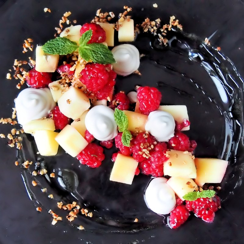 Helppo hedelmälautanen ripauksella savuista&nbsp;salmiakkia