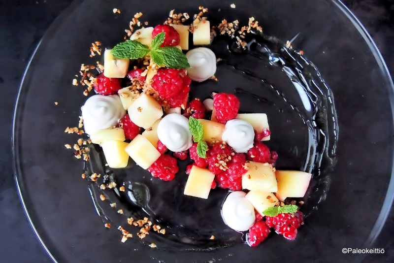 Helppo hedelmälautanen ripauksella savuista salmiakkia | paleokeittio.fi