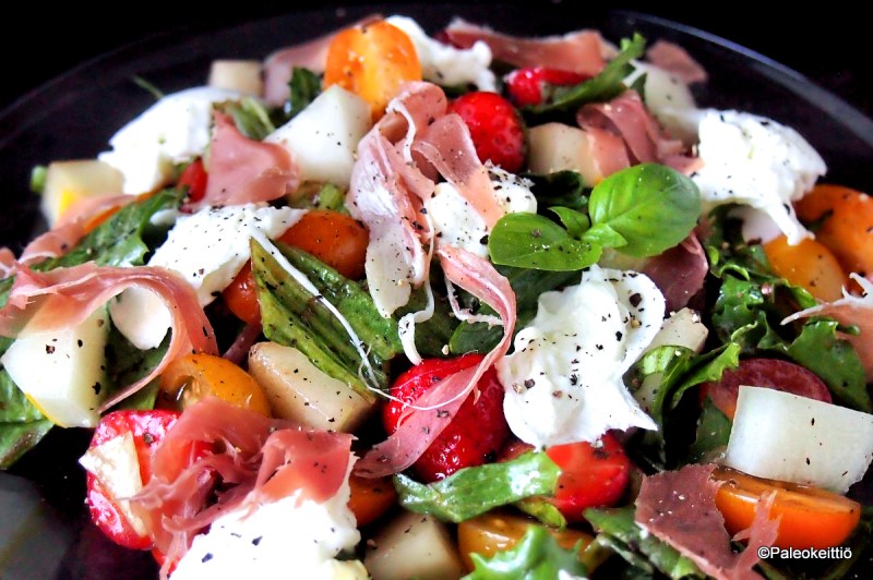 Välimerellinen mansikka-mozzarellasalaatti | paleokeittio.fi