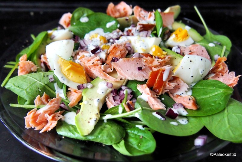 Pikainen pinaatti-savulohisalaatti | paleokeittio.fi