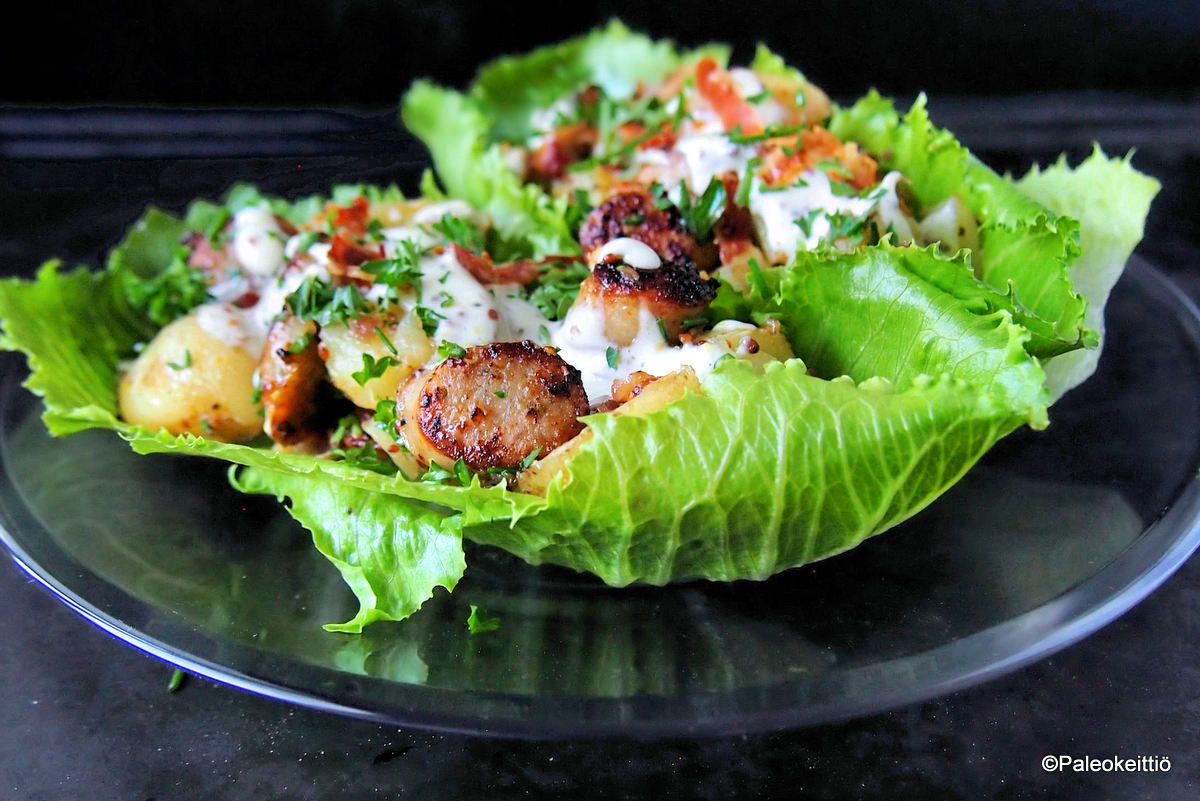 Tuhtia saksalaista perunasalaattia salaatinlehdeltä