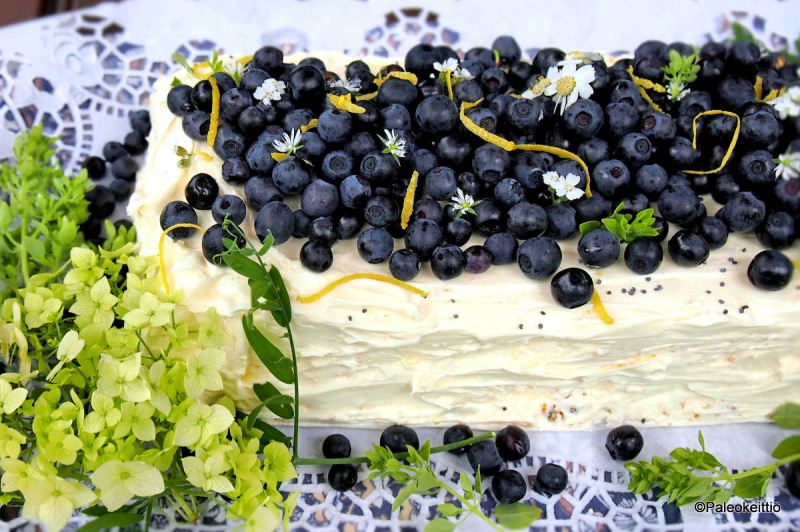 Kesäkurpitsa-sitruunakakku voikreemillä ja mustikoilla | paleokeittio.fi
