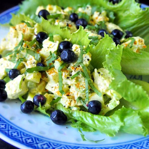 Ruokaisa lounas- tai välipalasalaatti – Broiskua currymajoneesissa