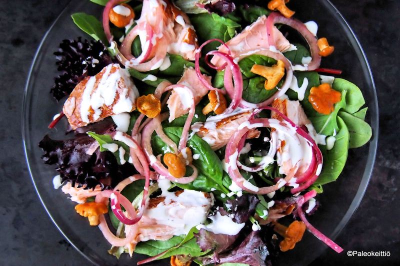 Pikapikkelöidyt punasipulit ja kantarellit COPYCAT savulohisalaattiin | paleokeittio.fi