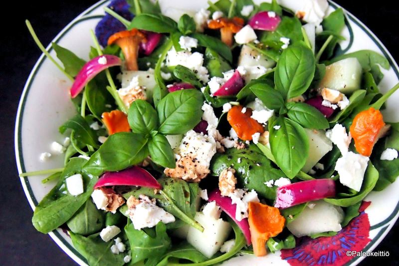 Pinaatti-melonisalaatti, marinoitua punasipulia ja fetaa | paleokeittio.fi