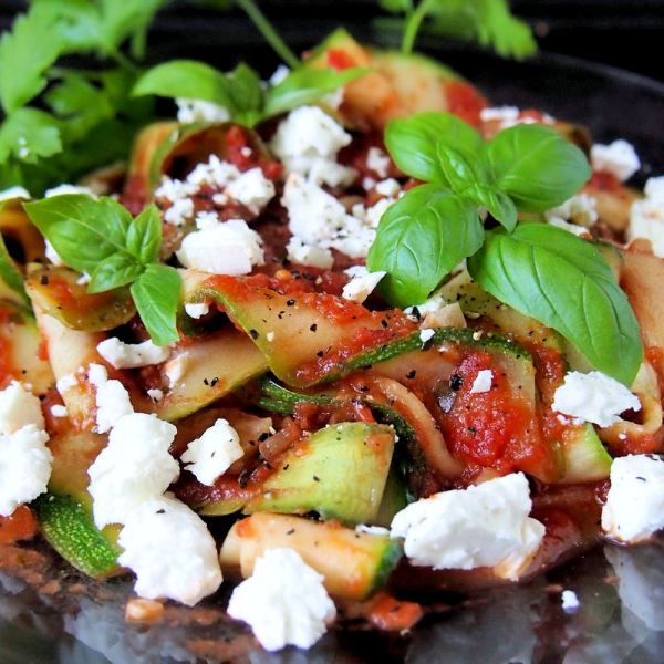 Helppo paleoarki – Kesäkurpitsapappardellea tomaattikastikkeessa