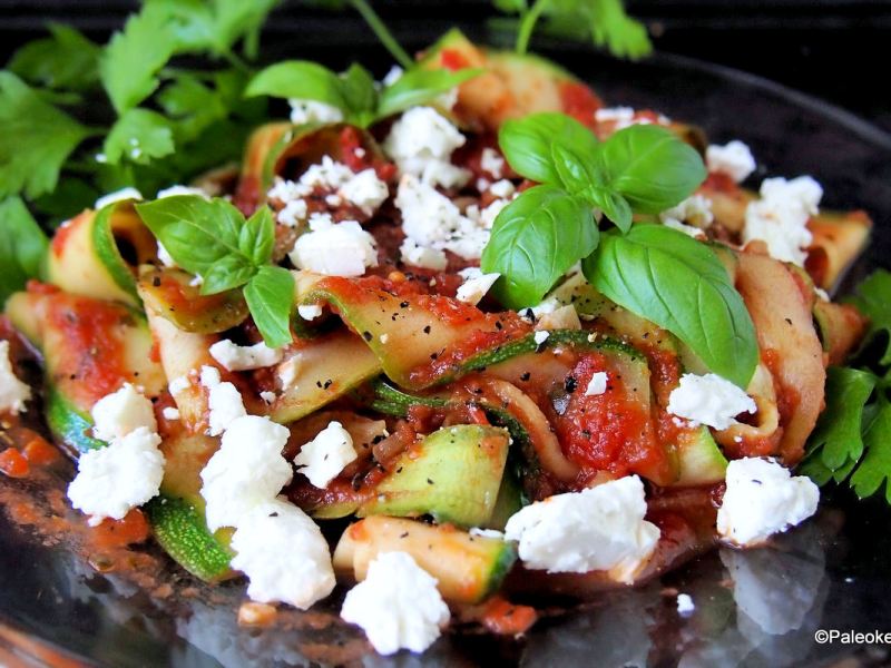 Helppo paleoarki – Kesäkurpitsapappardellea tomaattikastikkeessa