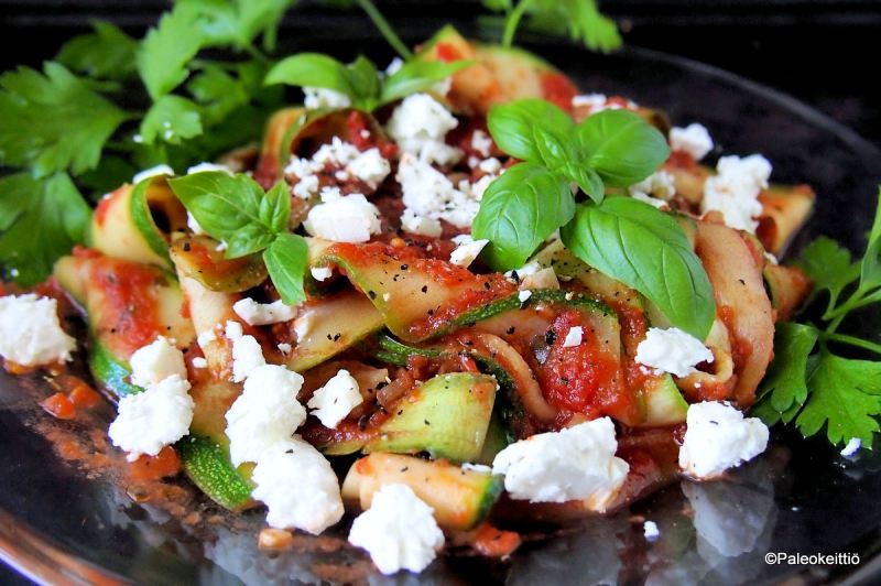 Kesäkurpitsapappardelle tomaattikastikkeessa | paleokeittio.fi