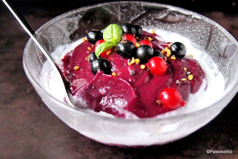 Gluteenitonta marjapuuroa mustaherukoista | paleokeittio.fi
