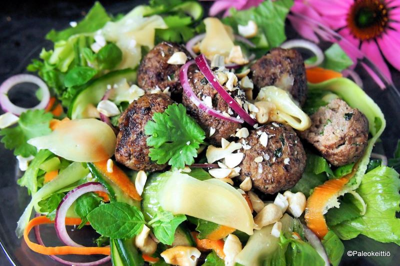 Aasialainen lihapullasalaatti | paleokeittio.fi