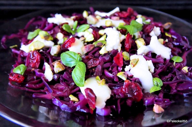 Mausteinen punakaalipaistos vuohenjuustolla | paleokeittio.fi