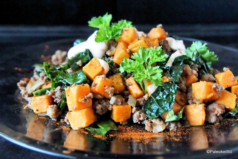 Jauheliha-bataattipaistos mustakaalilla | paleokeittio.fi