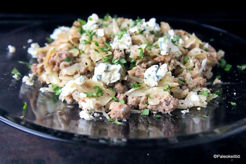 Sinihomejuustoinen kaali-jauhelihapaistos | paleokeittio.fi