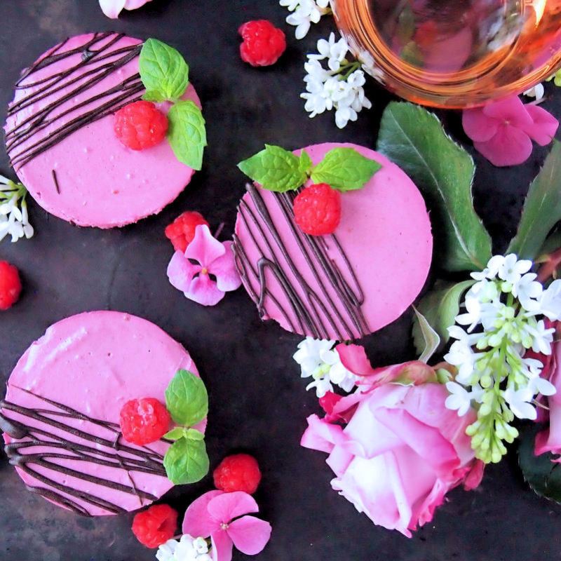 Vaaleanpunainen vadelmamousse leivos&nbsp;(raw)