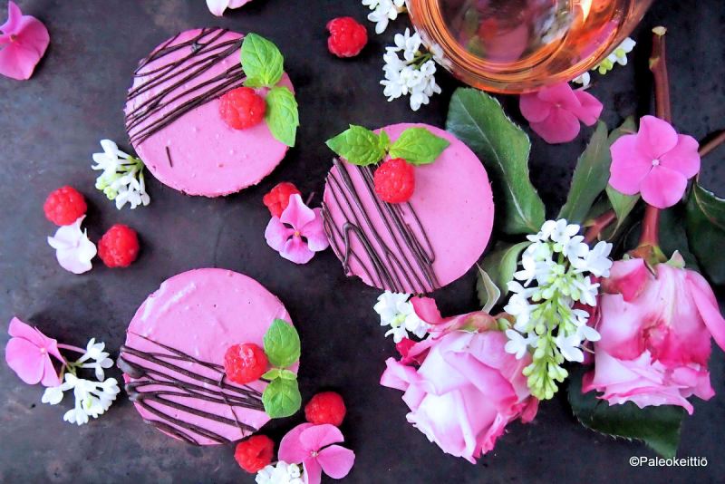 Vadelmamousse raakaleivos | paleokeittio.fi